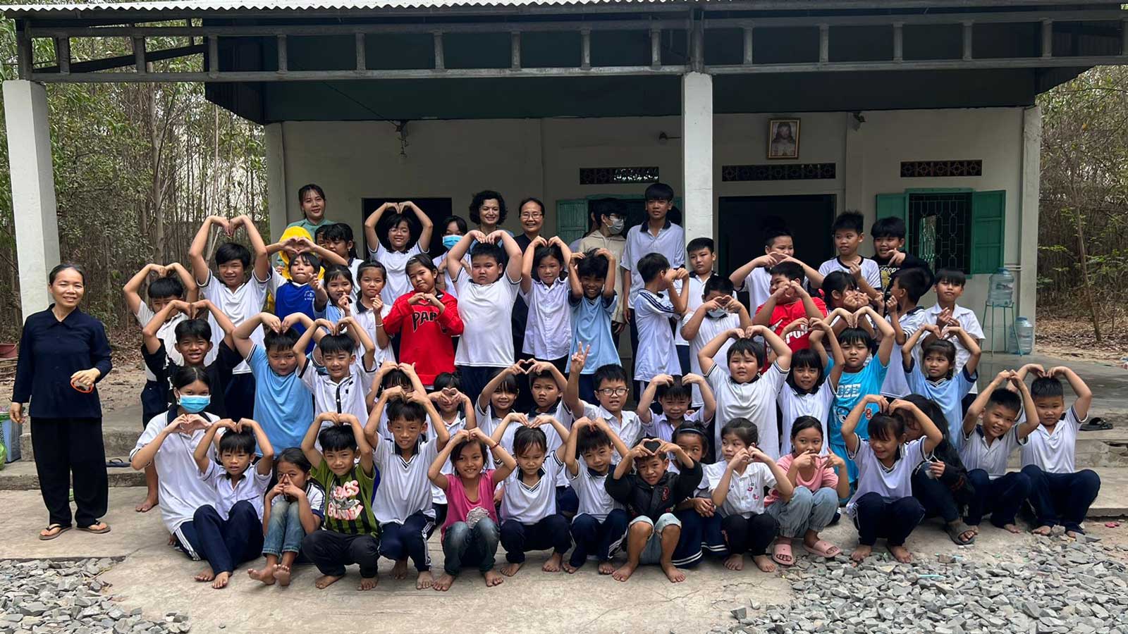 Aide Au Vietnam Ecole de Ben San Photo de groupe enfants