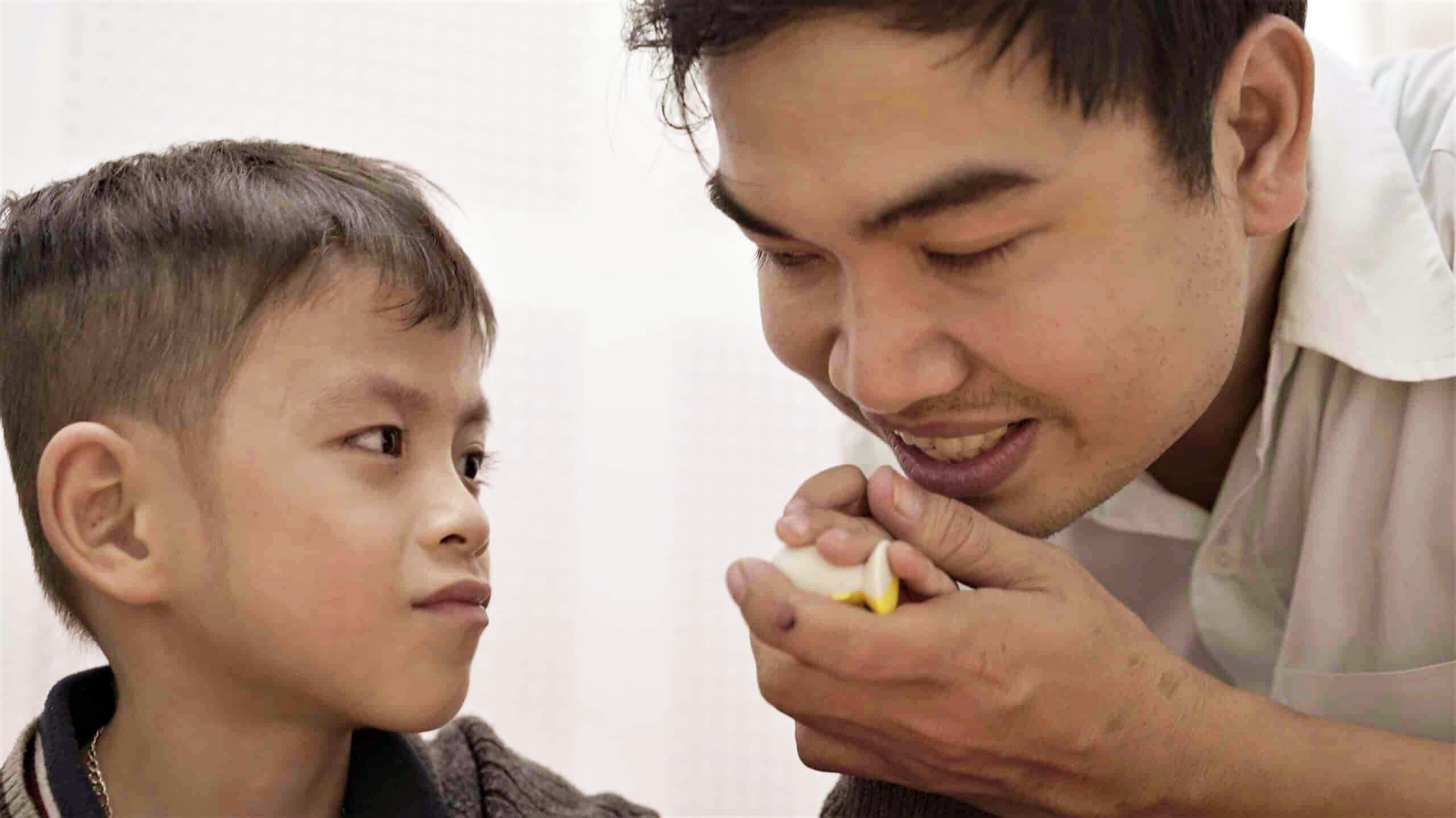 Aide au Vietnam - Aide auditive - Un patient et son médecin