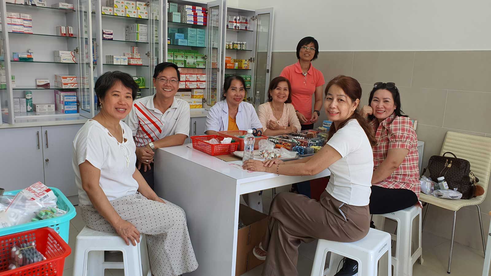 Aide au Vietnam - Bénévoles du dispensaire de Hop An