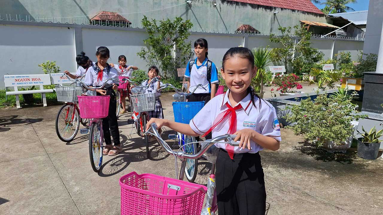 AIde au Vietnam - Vélos pour écoliers défavorisés - Remise des vélos